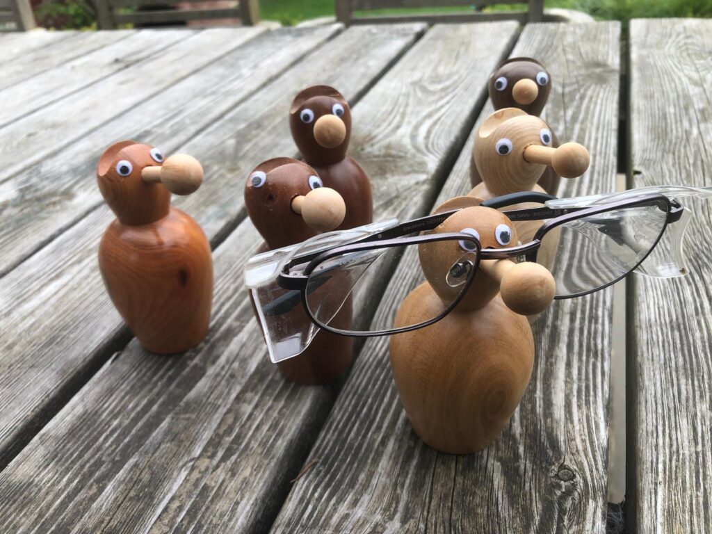 Small wooden people for holding spectacles
